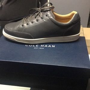 Gray leather casual sneaker